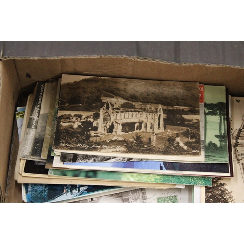 421 - A COLLECTION OF POSTCARDS TO INCLUDE SOUVENIR