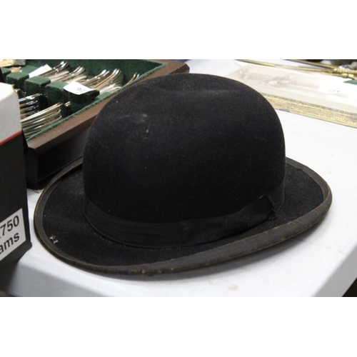 428 - A VINTAGE 'CUSHION FITTING' BOWLER HAT