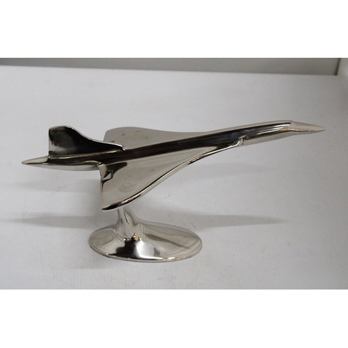 463 - A LARGE CHROME MODEL OF CONCORDE ON A STAND, HEIGHT 16CM, LENGTH 29CM