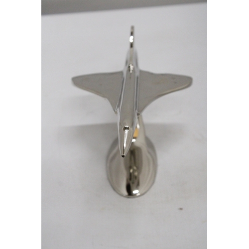 463 - A LARGE CHROME MODEL OF CONCORDE ON A STAND, HEIGHT 16CM, LENGTH 29CM