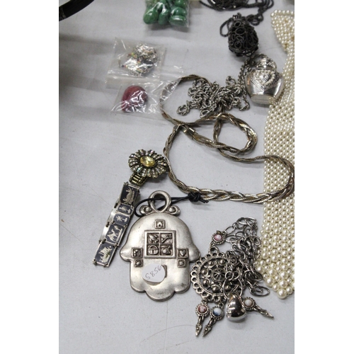 475 - A QUANTITY OF COSTUME JEWELLERY TO INCLUDE BROOCHES, CHAINS, PENDANTS, NECKLACES, BRACELETS, ETC