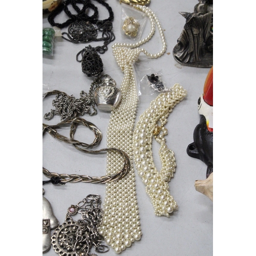 475 - A QUANTITY OF COSTUME JEWELLERY TO INCLUDE BROOCHES, CHAINS, PENDANTS, NECKLACES, BRACELETS, ETC