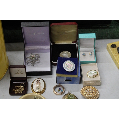 475 - A QUANTITY OF COSTUME JEWELLERY TO INCLUDE BROOCHES, CHAINS, PENDANTS, NECKLACES, BRACELETS, ETC