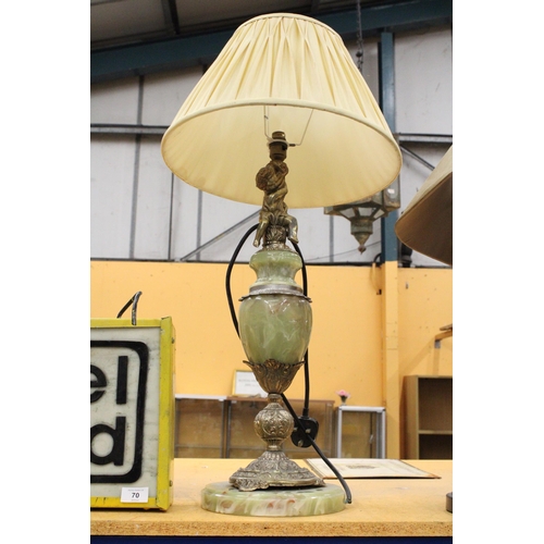 71 - AN ONYX TABLE LAMP WITH BRASS PUTTI DECORATION WITH SHADE