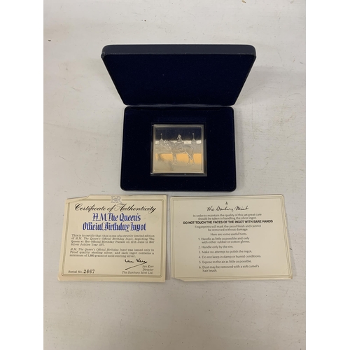 90 - A DANBURY MINT STERLING SILVER QUEEN ELIZABETH II OFFICIAL BIRTHDAY INGOT IN ORIGINAL BOX WITH COA -... 