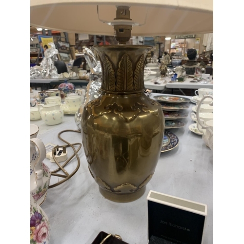 106 - A LARGE VINTAGE BRASS TABLETOP LAMP WITH CREAM SHADE - VENDOR STATES IN WORKING ORDER, NO WARRANTY G... 