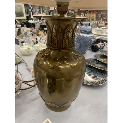 106 - A LARGE VINTAGE BRASS TABLETOP LAMP WITH CREAM SHADE - VENDOR STATES IN WORKING ORDER, NO WARRANTY G... 