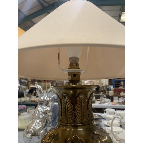 106 - A LARGE VINTAGE BRASS TABLETOP LAMP WITH CREAM SHADE - VENDOR STATES IN WORKING ORDER, NO WARRANTY G... 