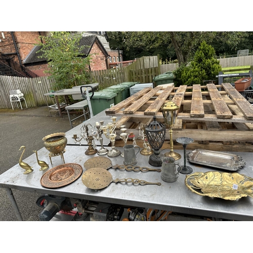 3532 - A LARGE ASSORTMENT OF METAL WARE ITEMS TO INCLUDE CANDLESTICKS, A WALKER AND HALL SILVER PLATED TRAY... 