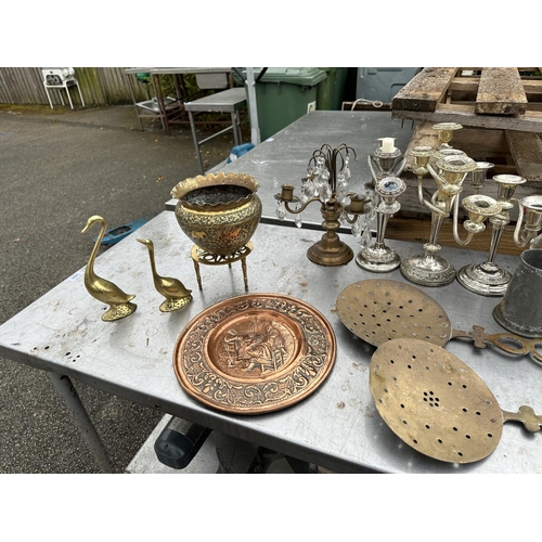 3532 - A LARGE ASSORTMENT OF METAL WARE ITEMS TO INCLUDE CANDLESTICKS, A WALKER AND HALL SILVER PLATED TRAY... 