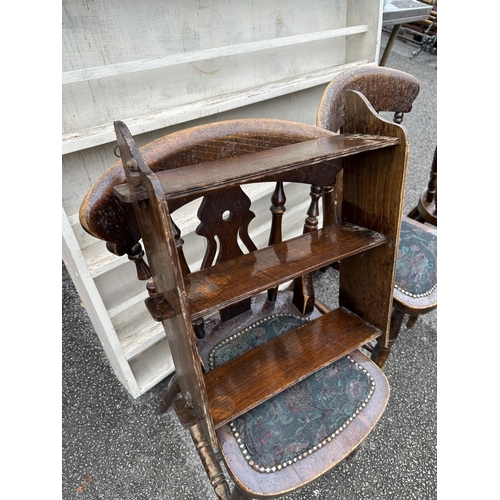 3538 - A LARGE PAINTED PINE SHELVING UNIT, A SMALL OAK SHELF AND THREE DINING CHAIRS