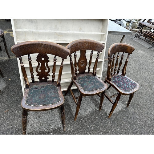 3538 - A LARGE PAINTED PINE SHELVING UNIT, A SMALL OAK SHELF AND THREE DINING CHAIRS