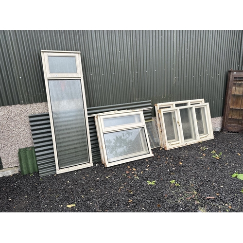 3552 - AN ASSORTMENT OF VARIOUS WOODEN FRAMED WINDOWS