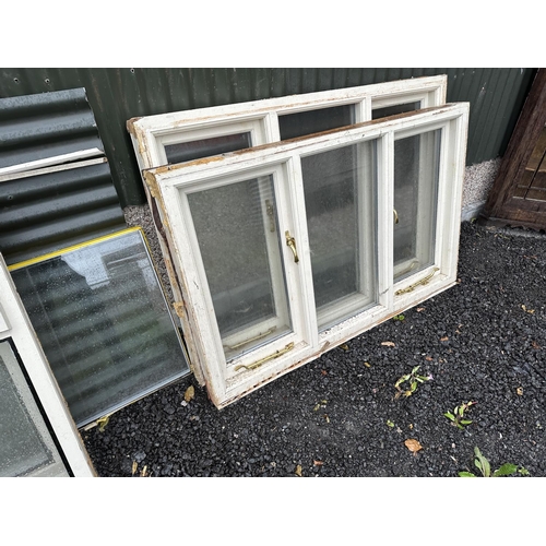 3552 - AN ASSORTMENT OF VARIOUS WOODEN FRAMED WINDOWS