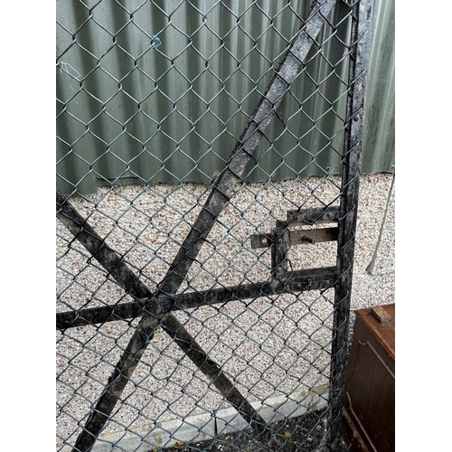 3554 - A METAL COMPOUND GATE