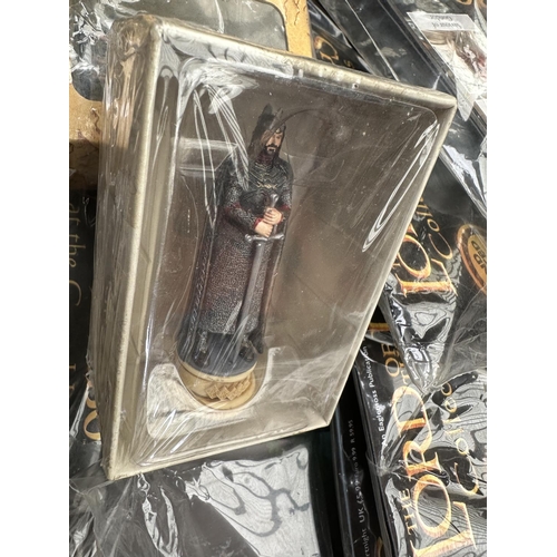 3561 - A LARGE QUANTITY OF PACKAGED AND BOXED LORD OF THE RINGS COLLECTORS MODELS