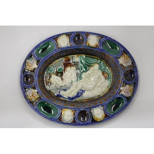 18 - A MAJOLICA ARCADIAN OVAL DISH - 25.5 X 20.5 CM