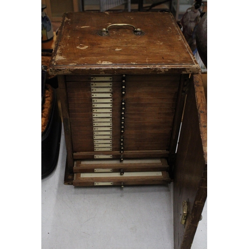 45 - A VINTAGE OAK SPECIMEN CABINET WITH KEY AND BRASS CARRY HANDLE - 30 X 34.5 CM