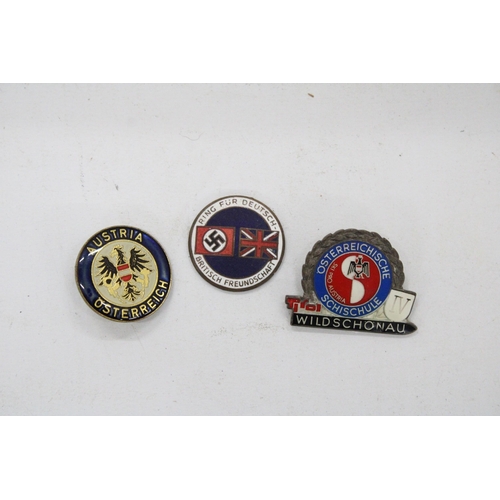 104 - A VINTAGE GERMAN/BRITISH FRIENDSHIP BADGE TOGETHER WITH TWO AUSTRIAN ENAMEL BADGES