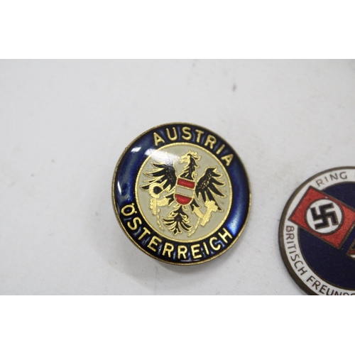 104 - A VINTAGE GERMAN/BRITISH FRIENDSHIP BADGE TOGETHER WITH TWO AUSTRIAN ENAMEL BADGES