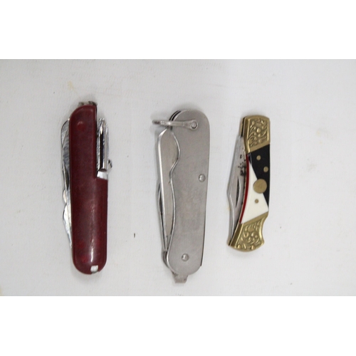 176 - THREE VINTAGE PENKNIVES TO INCLUDE ONE MILITARY