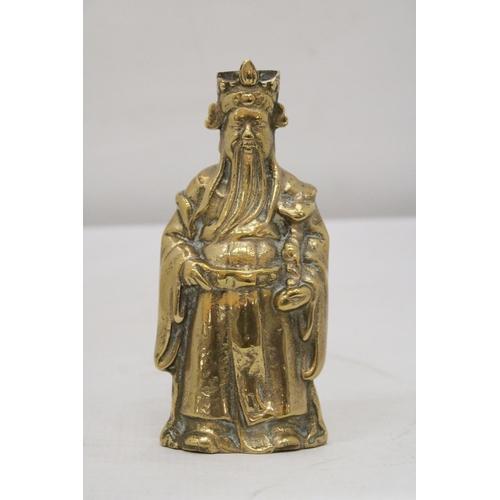 194 - A VINTAGE BRASS CHINESE FIGURE, HEIGHT 16CM