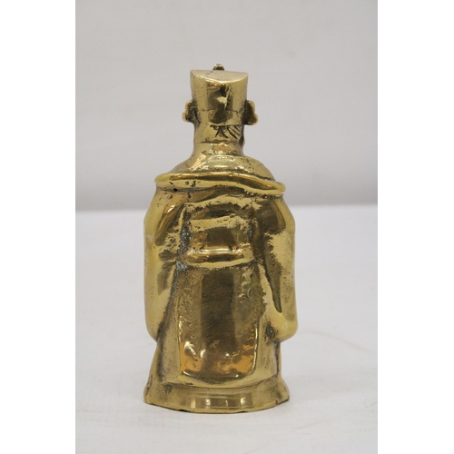 194 - A VINTAGE BRASS CHINESE FIGURE, HEIGHT 16CM