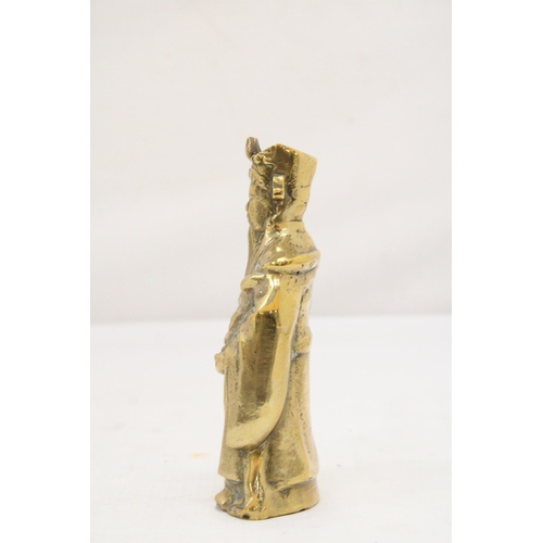 194 - A VINTAGE BRASS CHINESE FIGURE, HEIGHT 16CM