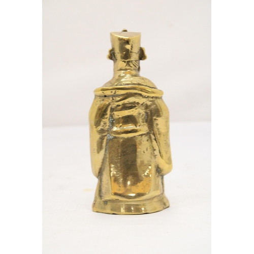 194 - A VINTAGE BRASS CHINESE FIGURE, HEIGHT 16CM