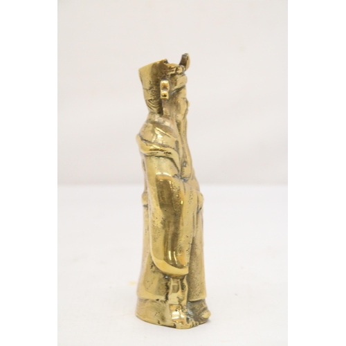 194 - A VINTAGE BRASS CHINESE FIGURE, HEIGHT 16CM