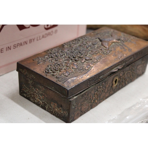 199 - AN EARLY 20TH CENTURY JAPANESE REPOUSSE DECORATIVE JEWELLERY/TRINKET BOX WITH CRANE DECORATION TO TH... 