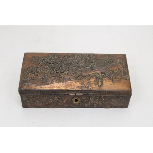 199 - AN EARLY 20TH CENTURY JAPANESE REPOUSSE DECORATIVE JEWELLERY/TRINKET BOX WITH CRANE DECORATION TO TH... 