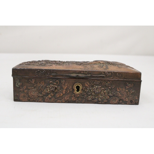 199 - AN EARLY 20TH CENTURY JAPANESE REPOUSSE DECORATIVE JEWELLERY/TRINKET BOX WITH CRANE DECORATION TO TH... 