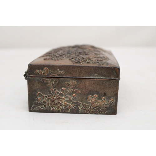 199 - AN EARLY 20TH CENTURY JAPANESE REPOUSSE DECORATIVE JEWELLERY/TRINKET BOX WITH CRANE DECORATION TO TH... 