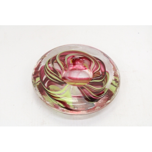 255 - A GLASS M'DINA, MALTESE RED AND LIME TEALIGHT HOLDER, SIGNED TO THE BASE