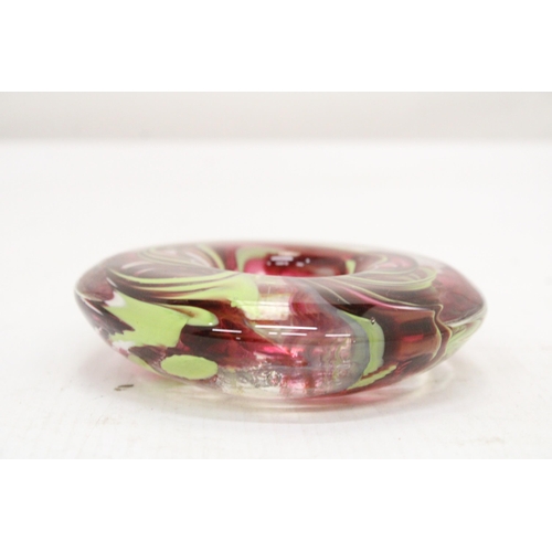 255 - A GLASS M'DINA, MALTESE RED AND LIME TEALIGHT HOLDER, SIGNED TO THE BASE