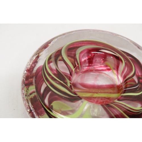 255 - A GLASS M'DINA, MALTESE RED AND LIME TEALIGHT HOLDER, SIGNED TO THE BASE