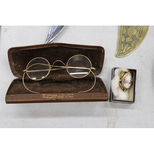 275 - A PAIR OF VINTAGE GOLD TONE SPECTACLES IN A CASE AND A GOLD TONE CAMEO BROOCH