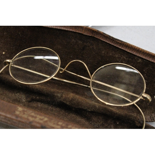 275 - A PAIR OF VINTAGE GOLD TONE SPECTACLES IN A CASE AND A GOLD TONE CAMEO BROOCH