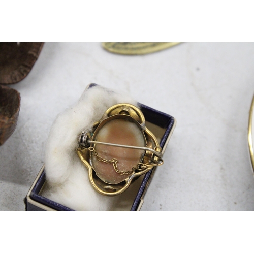 275 - A PAIR OF VINTAGE GOLD TONE SPECTACLES IN A CASE AND A GOLD TONE CAMEO BROOCH