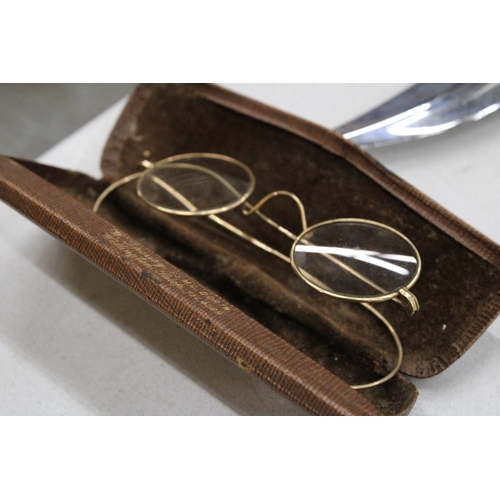 275 - A PAIR OF VINTAGE GOLD TONE SPECTACLES IN A CASE AND A GOLD TONE CAMEO BROOCH