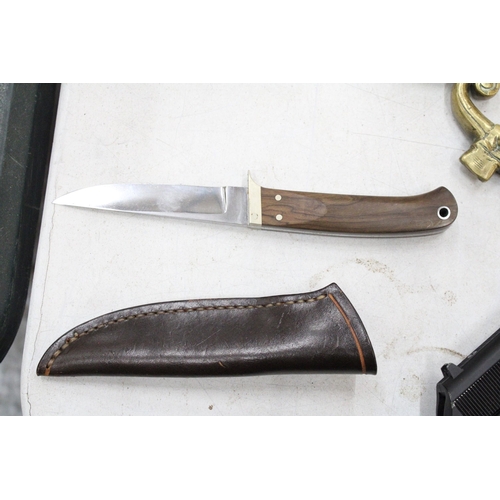 279 - A HAND MADE KNIFE IN AN ENGLISH LEATHER SHEATH