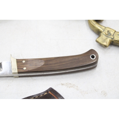 279 - A HAND MADE KNIFE IN AN ENGLISH LEATHER SHEATH