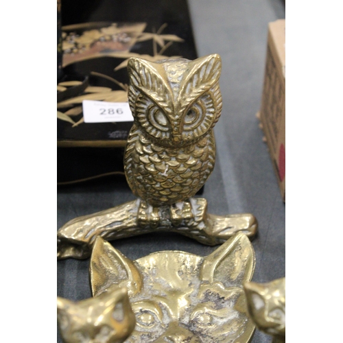 284 - A COLLECTION OF BRASS ITEMS TO INCLUDE VINTAGE CAT ASHTRAYS, CAT MODELS AN AN OWL