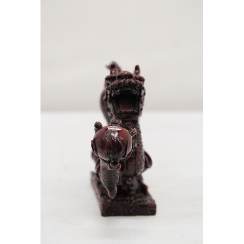 289 - A RED RESIN ORIENTAL DRAGON, HEIGHT 12CM, LENGTH 23CM