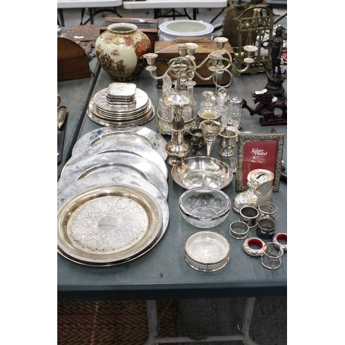 291 - A LARGE QUANTITY OF SILVER PLATED ITEMS TO INCLUDE TRAYS, CANDLEABRAS, TWO CONDIMENT SETS WITH GLASS... 