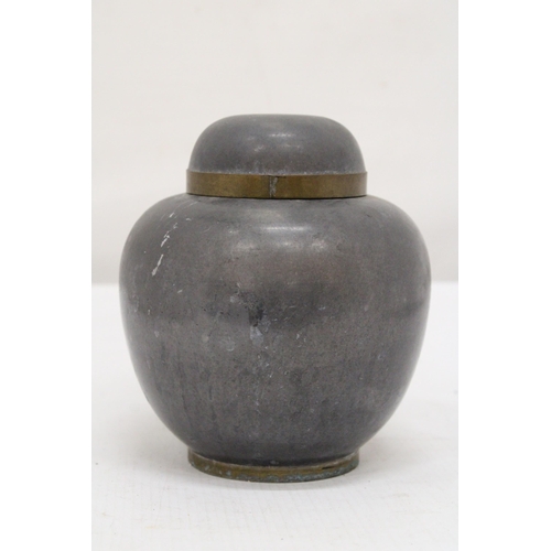 293 - A VINTAGE PEWTER CHINESE GINGER JAR AND LID WITH BRASS DESIGN, HEIGHT 14CM