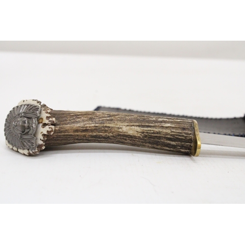 295 - A HAND MADE, BONE HANDLED HUNTING KNIFE WITH A NATIVE AMERICAN'S HEAD DECORATION TO THE TOP OF THE H... 