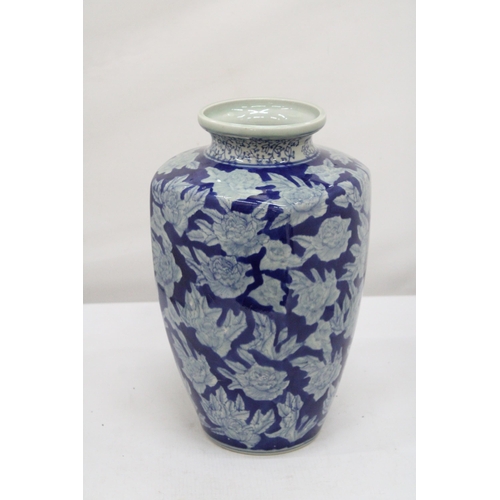 299 - AN ORIENTAL BLUE AND WHITE PORCELAIN VASE WITH MARKS TO THE BASE, HEIGHT 30CM