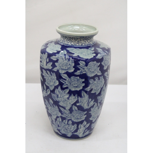 299 - AN ORIENTAL BLUE AND WHITE PORCELAIN VASE WITH MARKS TO THE BASE, HEIGHT 30CM